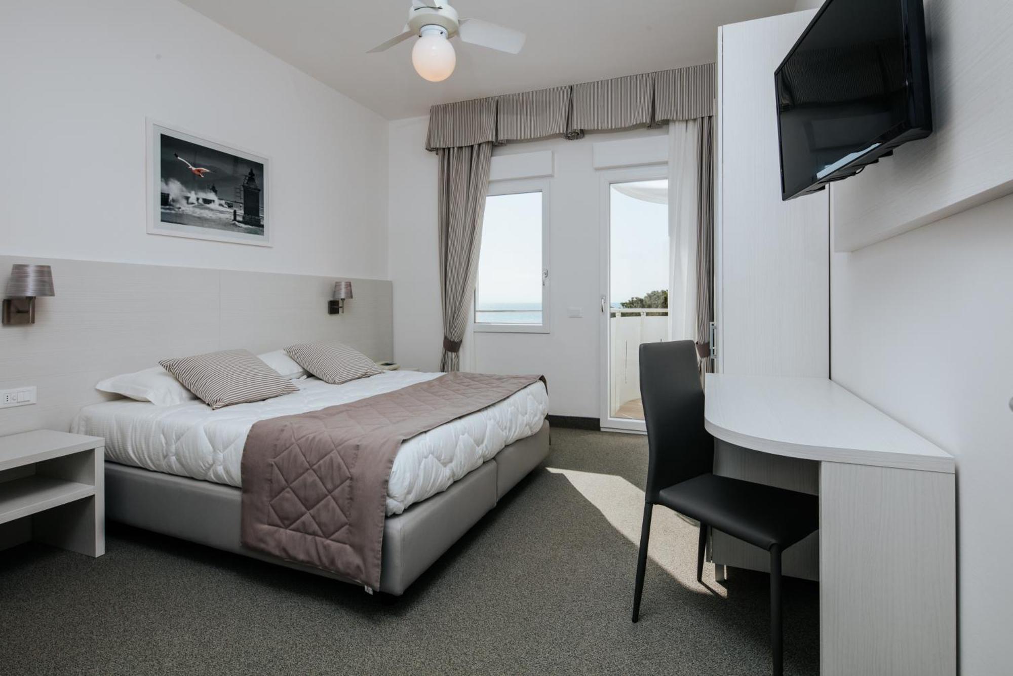 Hotel Luna Centrale Линяно Сабиадоро Екстериор снимка