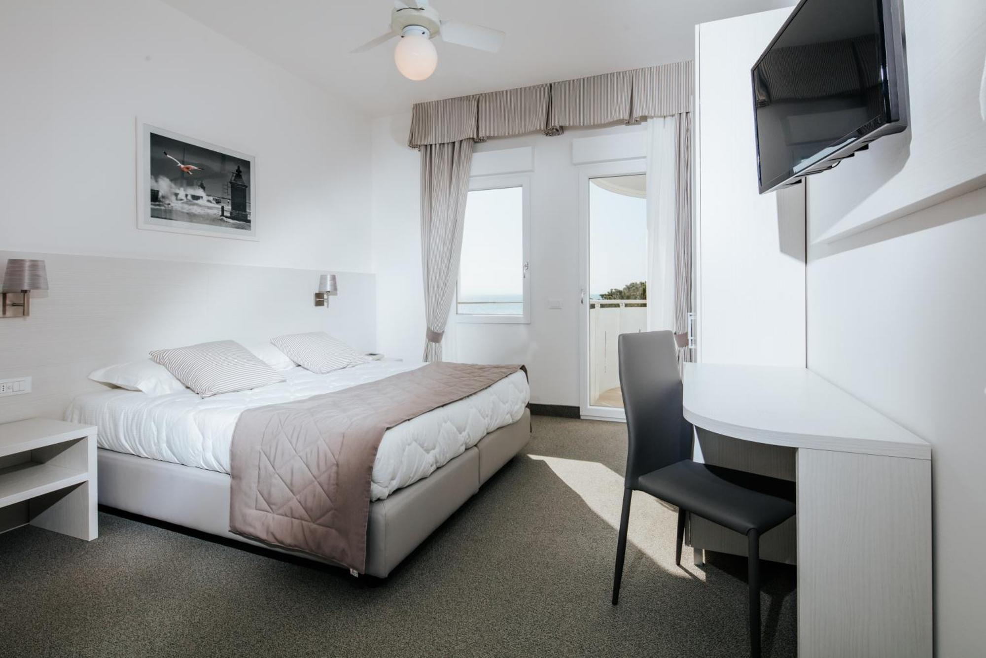 Hotel Luna Centrale Линяно Сабиадоро Екстериор снимка